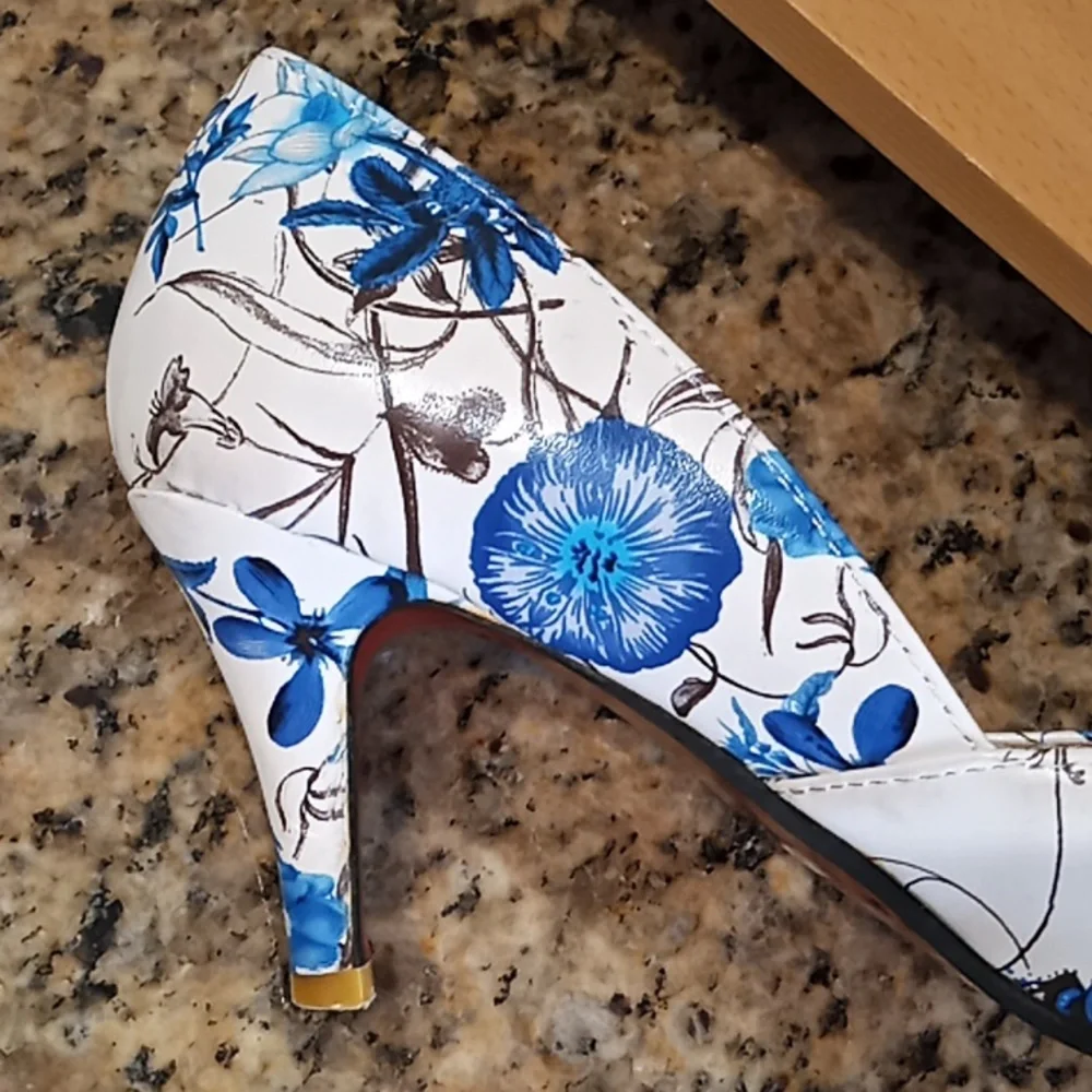 Lady's High Heels. Pointed Toe. Flower and Butterflies Pattern. Very Clean. - Picture 8 of 16